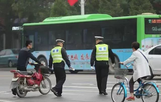 交警查摩托車致死事件深度剖析